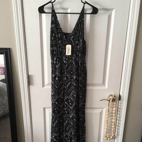 Forever 21 Dresses & Skirts - NWT Forever 21 Black/Blue/white paisley maxi dress